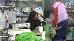 Aktivitas sebuah usaha konveksi milik Enca saat menyelesaikan produksi baju di Desa Curug, Bogor, Jawa Barat, Kamis (4/3/2021). Awal pandemi covid-19, bisnis konveksi terbantu dengan pemesan pakaian APD dan masker yang selanjutnya berkembang dengan penjualan melalui daring. (merdeka.com/Arie Basuki)