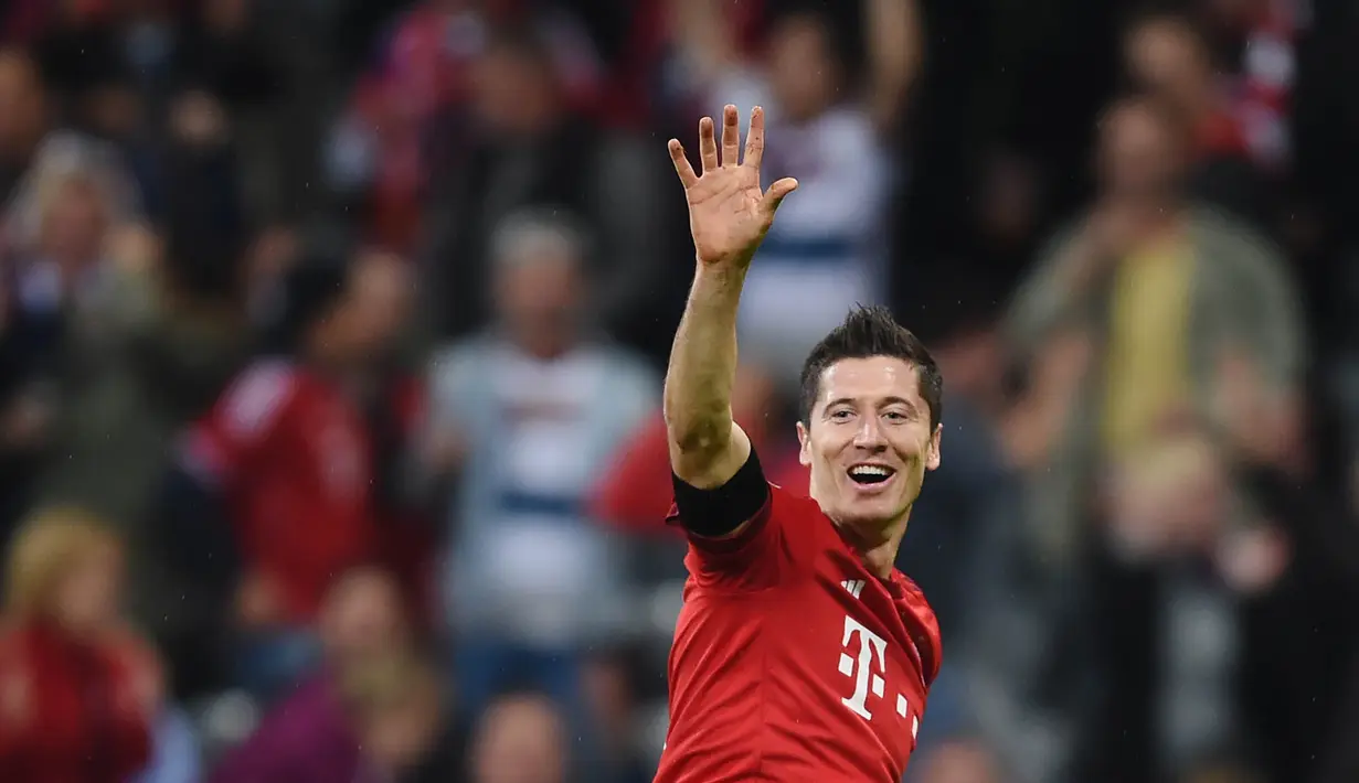 Mesin gol Bayern Munchen, Robert Lewandowski, menjadi incaran beberapa raksasa Eropa seperti Real Madrid, Manchester United dan juga City. (EPA/Andreas Gebert)