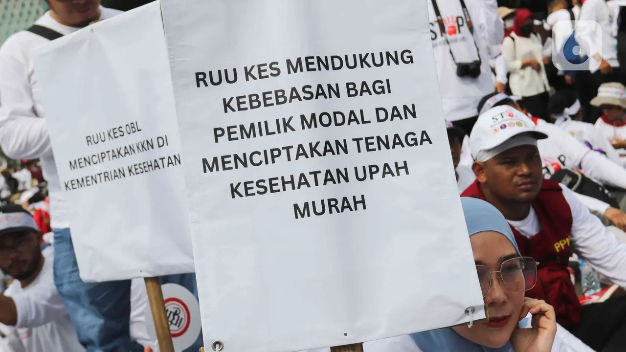Tolak RUU Kesehatan, Massa Nakes Demo di Patung Kuda