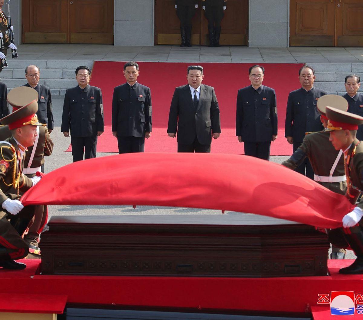 Pemimpin Korea Utara, Kim Jong-un berduka atas kematian sosok pejabat penting negaranya, Kim Ki Nam. Foto-foto yang dirilis kantor berita Korea Utara (KCNA) memperlihatkan Kim Jong-un memimpin langsung upacara pemakaman Kim Ki Nam di Pyongyang, pada Kamis