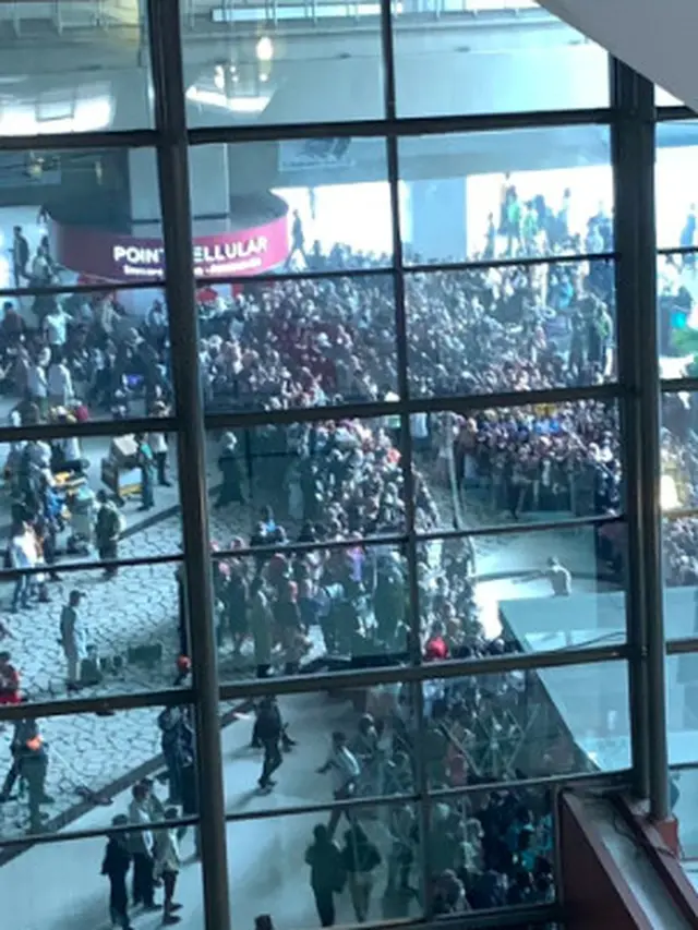 Potret NCT Dream Tiba di Jakarta, Disambut Meriah Penggemar di Bandara