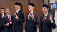 Ole Romeny, Dion Markx, dan Tim Geypens menjadi WNI usai mengambil sumpah di London, Sabtu (8/2/2025). (Istimewa)