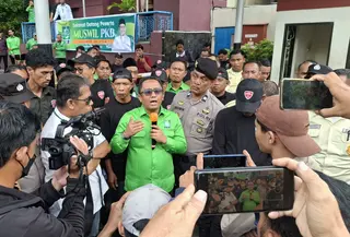 Massa demo di lokasi Musyarawah Wilayah PKB Sulsel. (Liputan6.com/Fauzan)