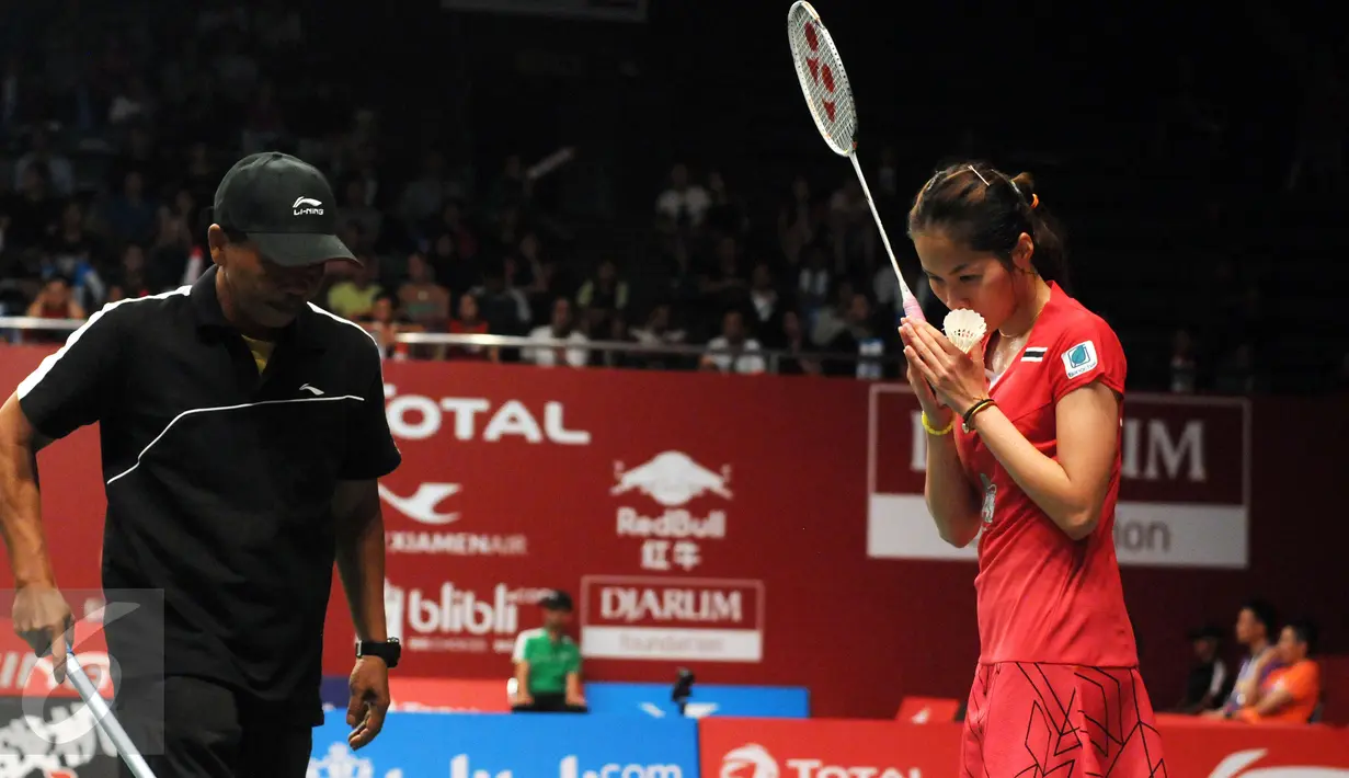 Tunggal putri Thailand, RatchanokIntanon (kanan) memberikan salam pada petugas lapangan saat melawan Lindaweni Fanetri (Indonesia) di Total BWF World Championships 2015 di Jakarta, Kamis (13/8/2015). (Liputan6.com/Helmi Fithriansyah)