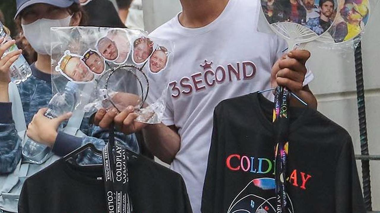 FOTO: Pernak-pernik Coldplay Marak Dijual Pedagang Musiman di GBK