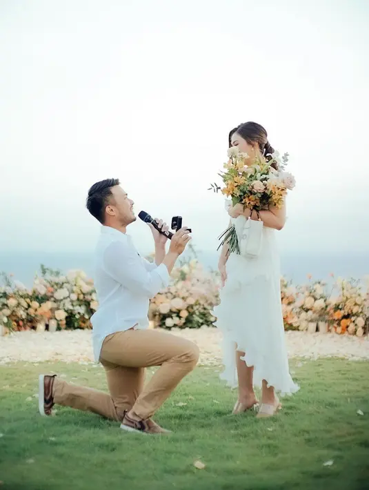 Dengan pemandangan laut menakjubkan di Bali, Yakub melamar Jessica Mila begitu romantis di hadapan sahabatnya. Mila tampil anggun dengan dress asimetris putihnya, sedangkan Yakup dengan padu padan kemeja putih dan celana panjang khaki. [@jscmila].