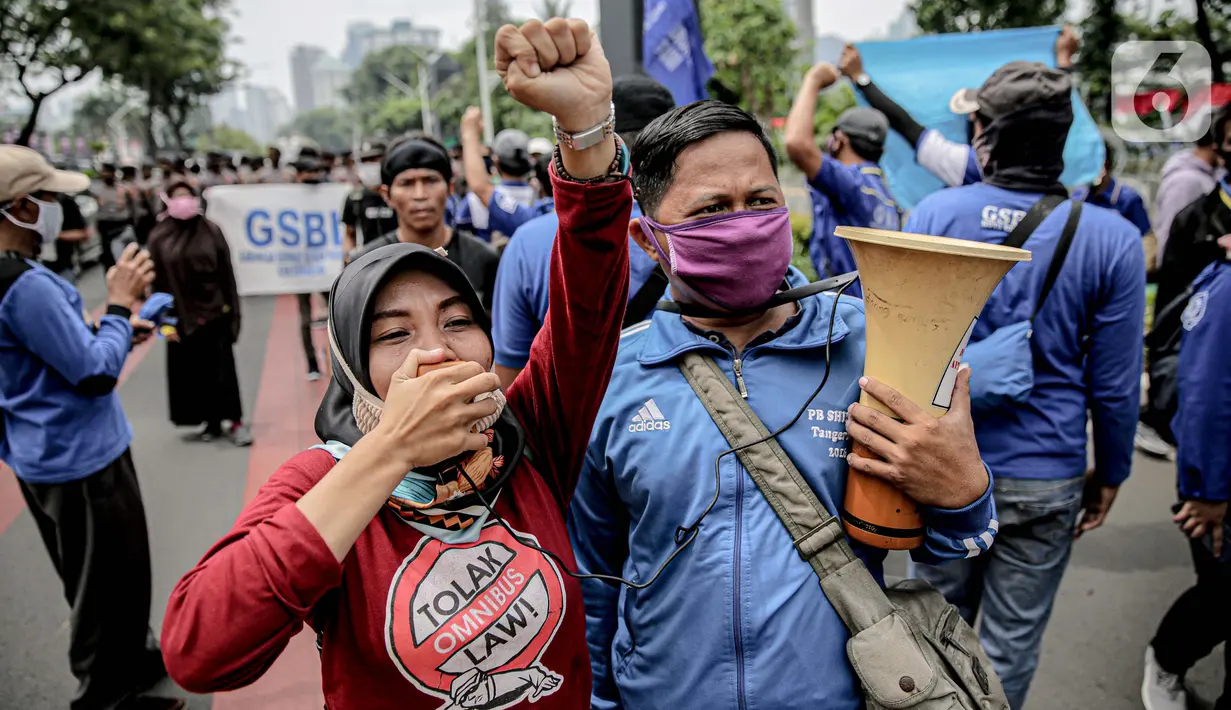 Massa yang tergabung dalam Front Perjuangan Rakyat (FPR) berorasi saat melakukan unjuk rasa di Jalan Gerbang Pemuda, Senayan, Jakarta, Jumat (14/8/2020). Dalam aksinya mereka menolak rencana pengesahan RUU Cipta Kerja atau omnibus law. (Liputan6.com/Faizal Fanani)
