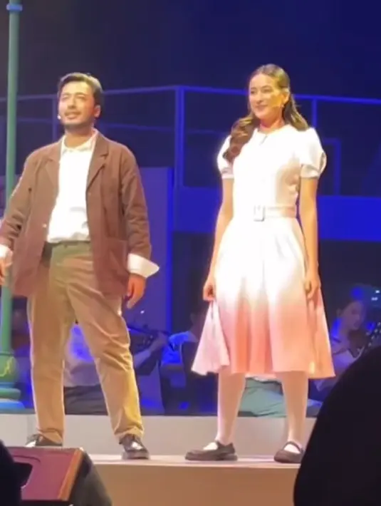 Ia tampil feminin bergaya klasik kenakan dress midi berwarna pink. Dilengkapi dengan potongan puffy sleeve dan kerah Peter Pan. [@mawarriess]