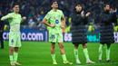 Pemain Barcelona tak mampu menutupi kekecewaan sekaligus kesedihan setelah takluk dari Inter Milan dalam duel leg kedua semifinal Liga Champions di Stadion Giuseppe Meazza, Milan, Rabu (7/5/2025) dini hari WIB. (AFP/Piero Cruciatti)
