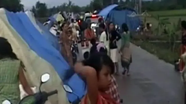 Korban Banjir Serang Bertahan di Pengungsian