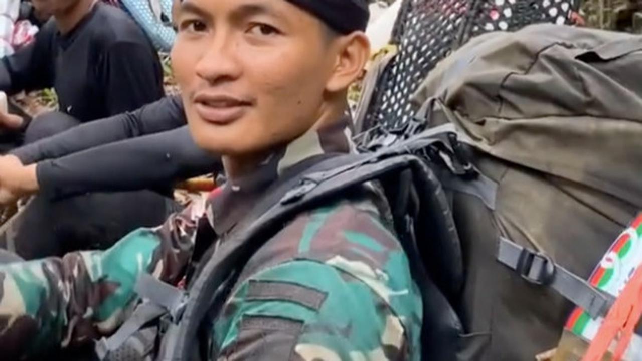 tni makan di hutan