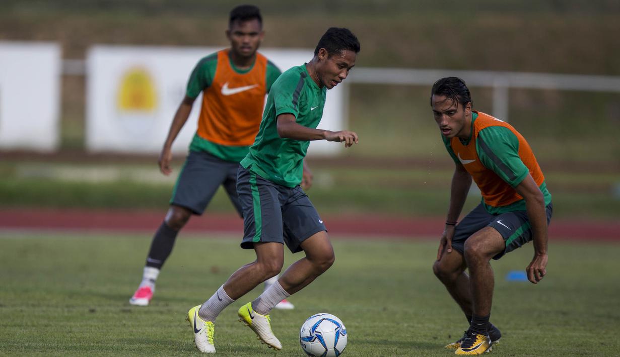 Pemain Timnas Indonesia U-22. Evan Dimas, berusaha melewati Ezra Walian saat latihan di Stadion UKM, Selangor, Senin (14/8/2017). Ini merupakan latihan terakhir jelang laga SEA Games melawan Thailand. (Bola.com/Vitalis Yogi Trisna)
