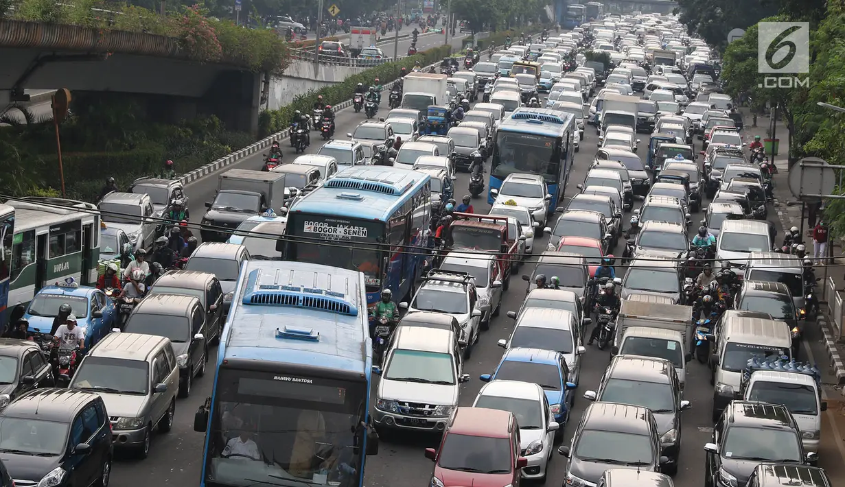 Kendaraan terjebak kemacetan di Simpang Matraman, Jakarta, Rabu (19/7). Dishub DKI akan melakukan uji coba rekayasa lalu lintas terkait pembangunan simpang tidak sebidang atau underpass di kawasan tersebut pada 20-27 Juli. (Liputan6.com/Immanuel Antonius)