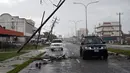 Kendaraan melewati jalan yang terhalang oleh cabang-cabang pohon setelah Badai Lisa di Ladyville, dekat Belize City, Belize, 3 November 2022. Badai Tropis Lisa menyebabkan banjir dan membuat sebagian negara itu menjadi gelap gulita. (Johan ORDONEZ/AFP)