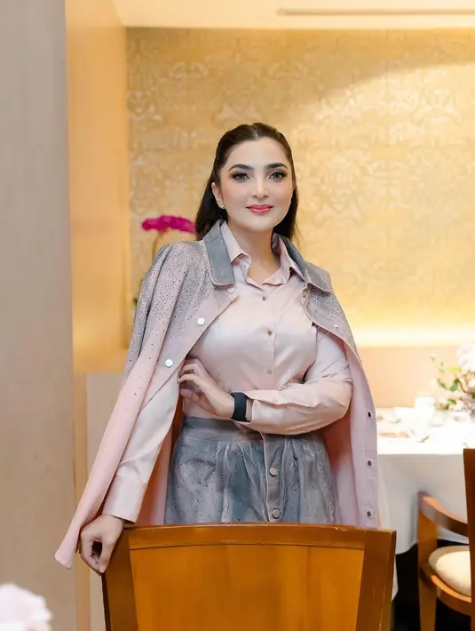 Penampilan Ashanty di hari ulang tahunnya tuai pujian lantaran mengenakan busana feminin yang tertutup [@ashanty_ash]