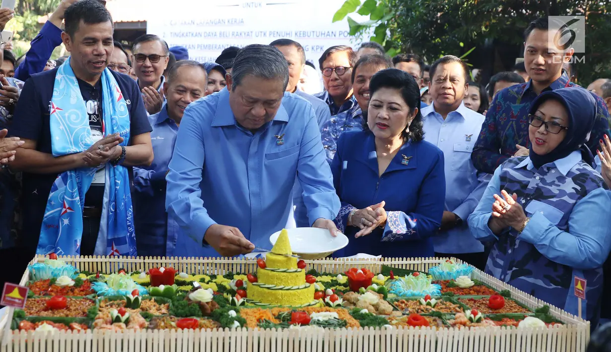 Ketua Umum Partai Demokrat Susilo Bambang Yudhoyono (SBY) memotong tumpeng dalam perayaan HUT Partai Demokrat ke-16 di Cikeas, Jawa Barat, Sabtu (9/9). (Liputan6.com/Angga Yuniar)