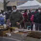 Orang-orang yang menggunakan masker melewati kios penjual makanan di jalan di pusat kota Barcelona, Spanyol, Selasa (9/2/2021). Lonjakan jumlah kasus harian yang terjadi sejak Oktober 2020 meningkatkan jumlah kumulatif kasus virus corona di Spanyol dengan melampaui 3 juta (AP Photo/Emilio Morenatti)