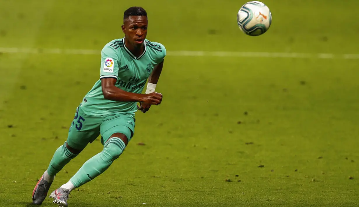 Penyerang Real Madrid, Vinicius Junior, saat melawan Espanyol pada laga La Liga di Stadion Cornella-El Prat, Minggu (28/6/2020). Real Madrid menang 1-0 atas Espanyol. (AP/Joan Monfort)