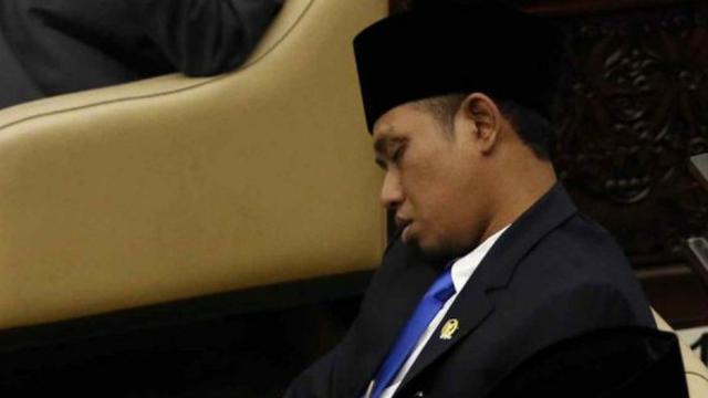 Anggota DPR Lora Fadil Tidur saat Pelantikan.