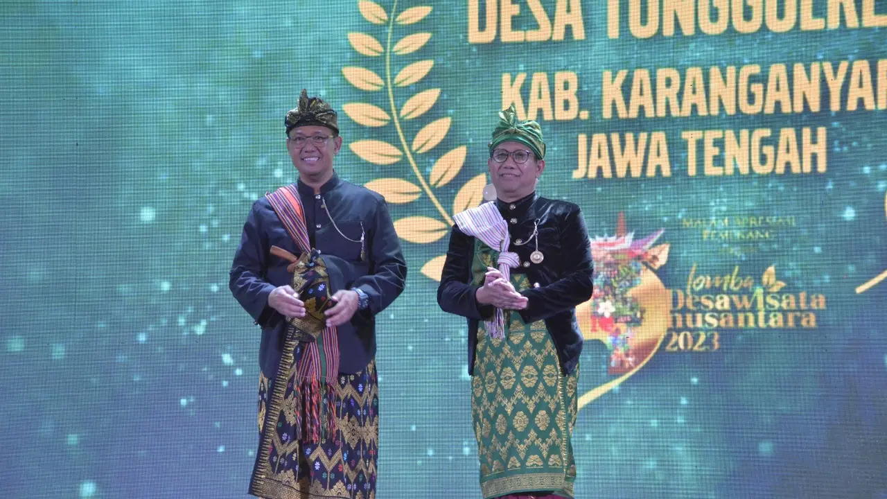 Menteri Desa, PDT dan Transmigrasi, Abdul Halim Iskandar (Gus Halim) menghadiri Malam Puncak Apresiasi Lomba Desa Wisata Nusantara (LDWN) 2023 (kanan) (Istimewa)