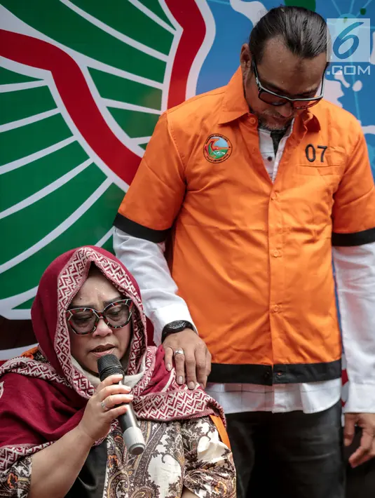 Komedian Tri Retno Prayudati alias Nunung (kiri) didampingi sang suami July Jan Sambiran menyampaikan penyesalan saat rilis kasus narkoba di Polda Metro Jaya, Jakarta, Senin (22/7/2019). Nunung dan suami July Jan Sambiran ditangkap usai bertransaksi narkoba di rumahnya. (Liputan6.com/Faizal Fanani)