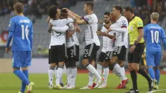 Bek Jerman, Antonio Ruediger (ketiga kiri) berselebrasi dengan rekan setimnya usai mencetak gol ke gawang Islandia dalam lanjutan laga kualifikasi grup J Piala Dunia 2022 di Reykjavik, Islandia, Kamis (9/9/2021). Jerman menang telak atas Islandia dengan skor 4-0. (AP Photo/Arni Torfason)