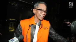 Kepala KPP Pratama Ambon La Masikamba usai menjani pemeriksaan 1 x 24 jam pasca terjaring OTT di gedung KPK, Jakarta, Kamis (4/10). La Masikamba resmi ditetapkan sebagai tersangka dan ditahan KPK. (Merdeka.com/Dwi Narwoko)