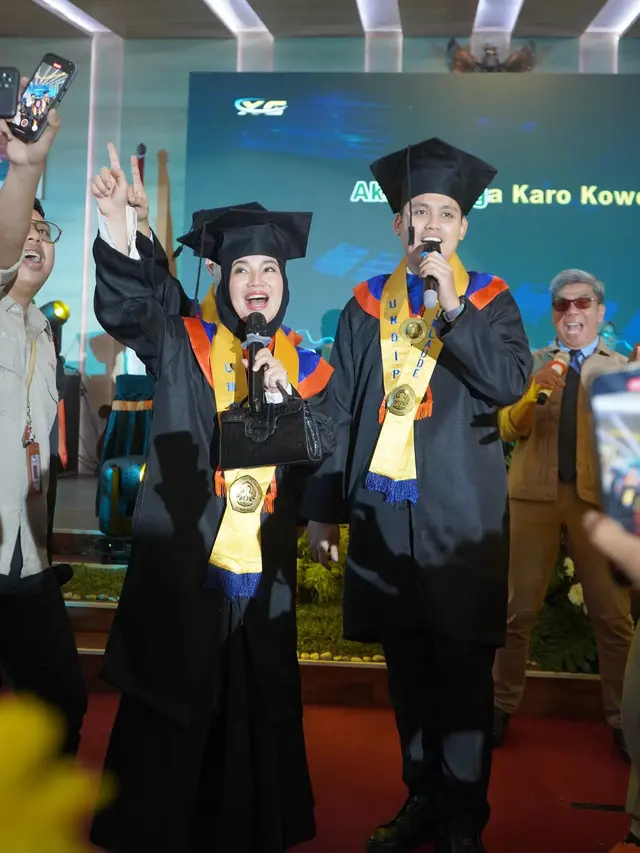 Kuliah Satu Kelas, Ini 7 Potret Chacha Frederica dan Suami Wisuda S2 Bareng