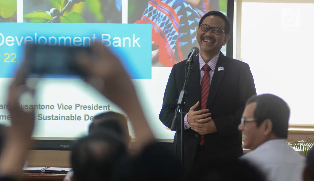 Vice-President for Knowledge Management and Sustainable Development of the Asian Development Bank (ADB), Bambang Susantono memberikan paparan sebelum penandatangan MoU dengan Kementerian Perhubungan  di Jakarta, Rabu (22/11). (Liputan6.com/Faizal Fanani)