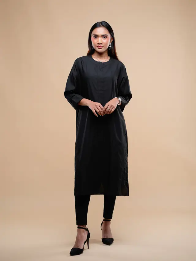 Tunik Panjang untuk Tubuh Pendek (Foto: Reve Art AI)