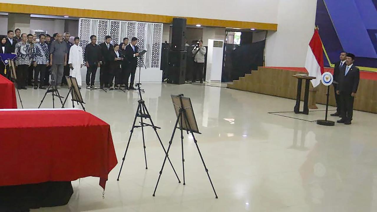 FOTO: Menteri KKP Pingsan saat Upacara Pelepasan Korban Kecelakaan ATR 42-500
