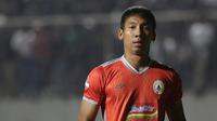 Kiper PSS Sleman, Ega Rizky, mengamati rekannya saat melawan Arema FC pada laga Liga 1 2019 di Stadion Maguwoharjo, Sleman, Rabu (15/5). PSS menang 3-1 atas Arema. (Bola.com/Yoppy Renato)
