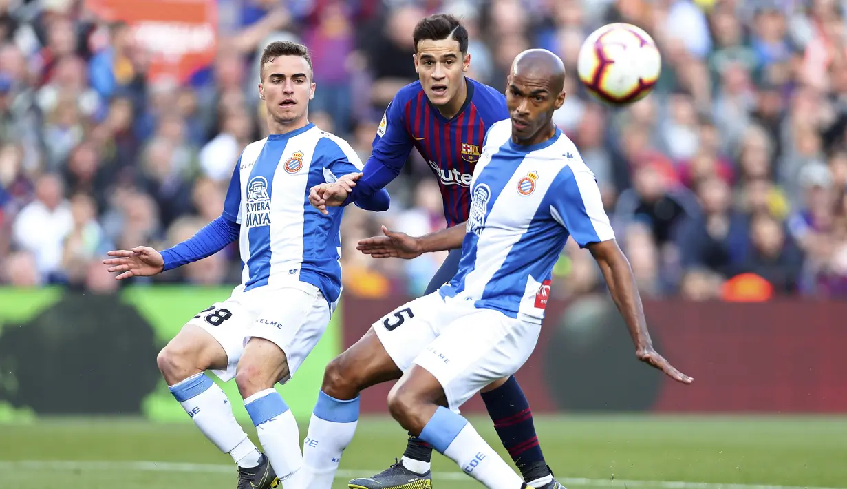 Gelandang Barcelona, Philippe Coutinho, saat melawan Espanyol pada laga La Liga di Stadion Camp Nou, Sabtu (30/3). Barcelona menang 2-0 atas Espanyol. (AP/Manu Fernandez)