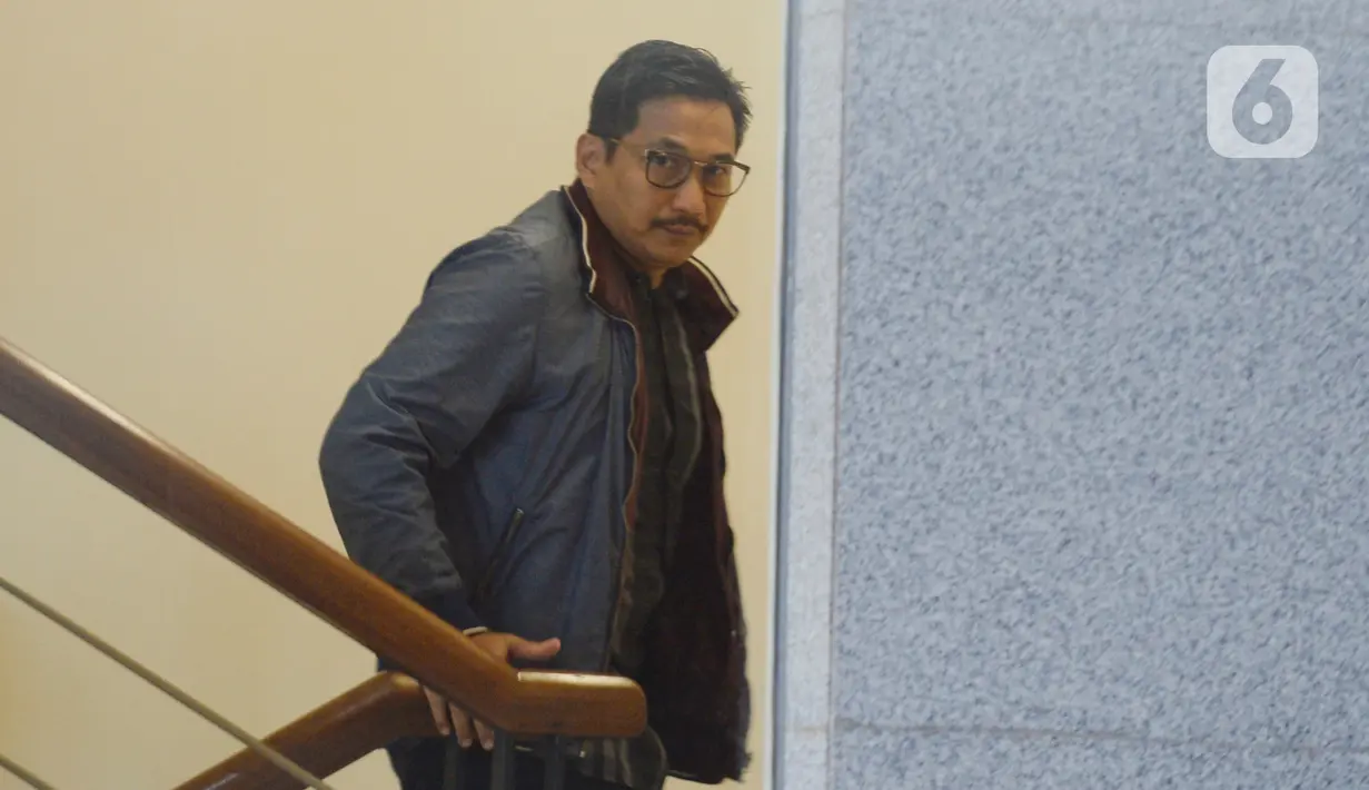 Mantan anggota DPR yang juga terpidana kasus suap jasa angkut pupuk Bowo Sidik Pangarso akan menjalani pemeriksaan di Gedung KPK, Jakarta, Kamis (6/2/2020). Bowo menjadi saksi kasus suap bidang pelayaran antara PT Pupuk Indonesia Logistik dan PT Humpuss Transportasi Kimia. (merdeka.com/Dwi Narwoko)