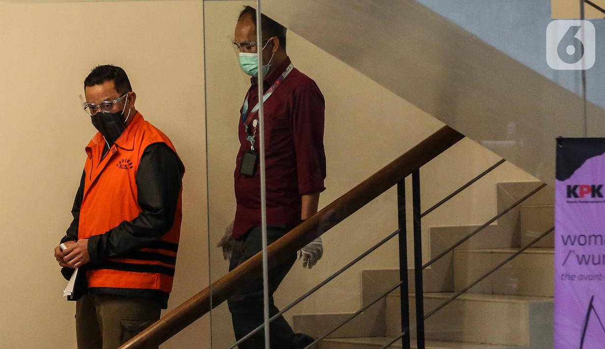 Menteri Sosial Juliari Batubara digiring petugas usai pemeriksaan di Gedung KPK, Jakarta, Minggu (6/12/2020). Juliari Batubara yang ditetapkan sebagai tersangka atas dugaan menerima suap terkait pengadaan bantuan sosial COVID-19 di Kementerian Sosial resmi ditahan KPK. (Liputan6.com/Johan Tallo)