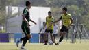 Pemain Timnas Indonesia U-23, Hanif Sjahbandi, menggiring bola saat latihan di Lapangan G, Senayan, Rabu (6/11). Jelang SEA Games 2019, Timnas Indonesia U-23 terus pertajam transisi pemain. (Bola.com/Yoppy Renato)
