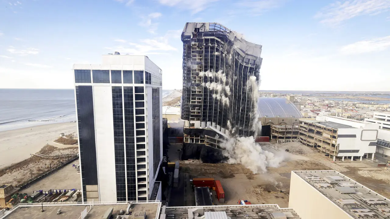 FOTO: Detik-Detik Kasino Trump Plaza Diledakkan