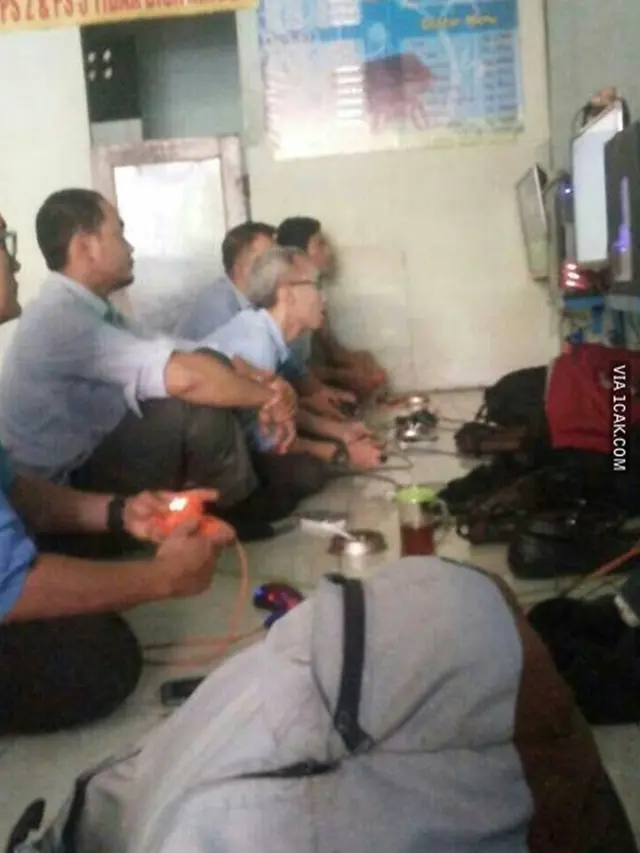 6 Potret Bapak-Bapak saat Main Game, Menolak Tua