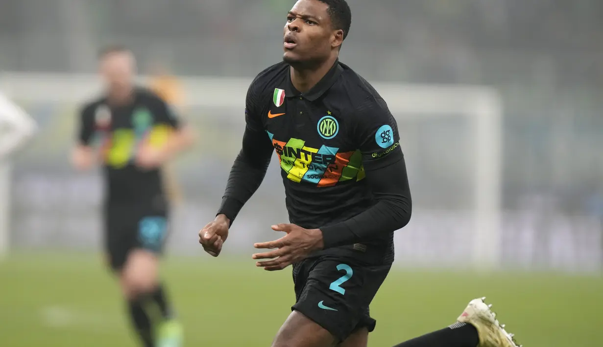 Bek Inter Milam, Denzel Dumfries berselebrasi usai mencetak gol ke gawang Torino pada pertandingan lanjutan Liga Serie A Italia di Stadion San Siro, di Milan, Italia, Kamis (23/12/2021). Inter Milan menang tipis atas Torino dengan skor 1-0. (AP Photo/Luca Bruno)