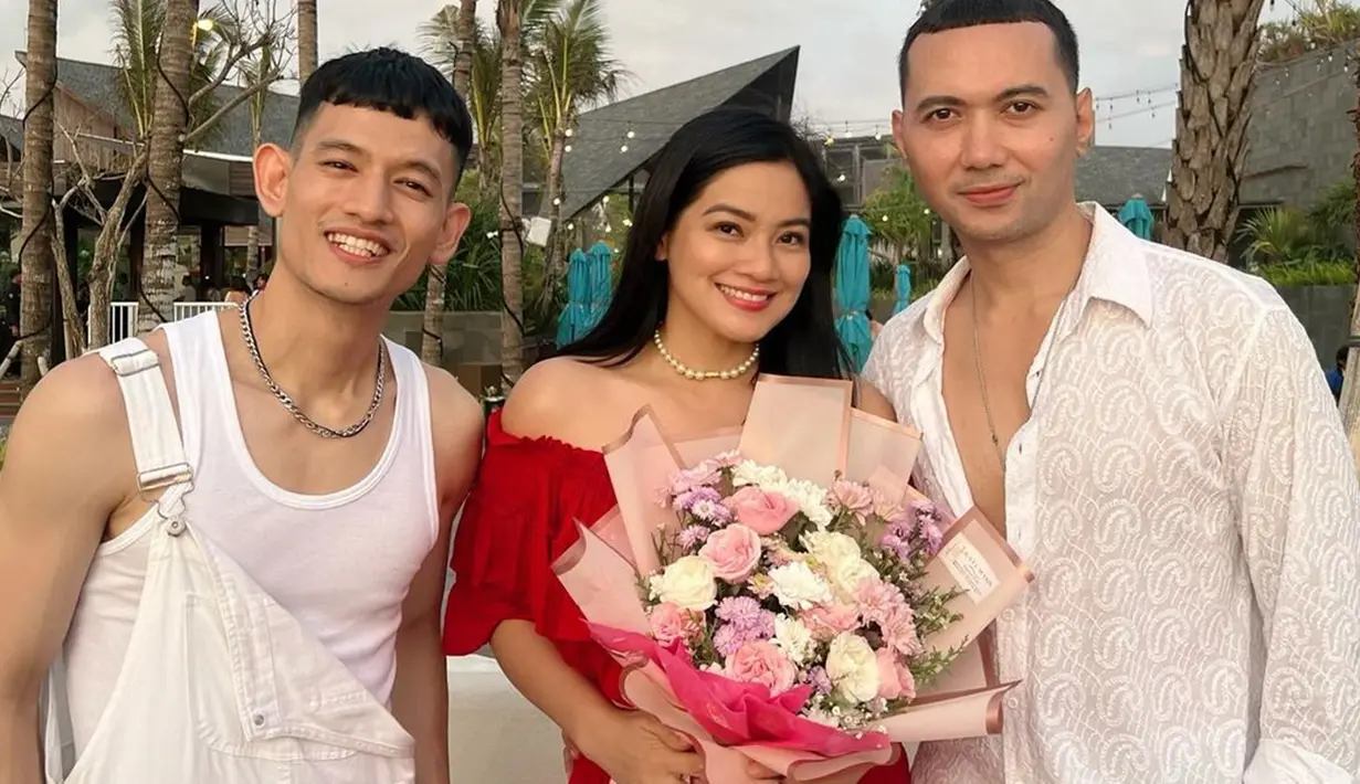 Pemain film Makmum ini bersama teman-temannya asyik merayakan momen spesial itu di tepi pantai. Foto-foto ulang tahunnya pun ramai dibanjiri ucapan selamat. Sejumlah publik figur pun turut memberi ucapan di antaranya Fenita Arie, Angel Karamoy hingga Fairuz A Rafiq. (Liputan6.com/IG/@titi_kamall)