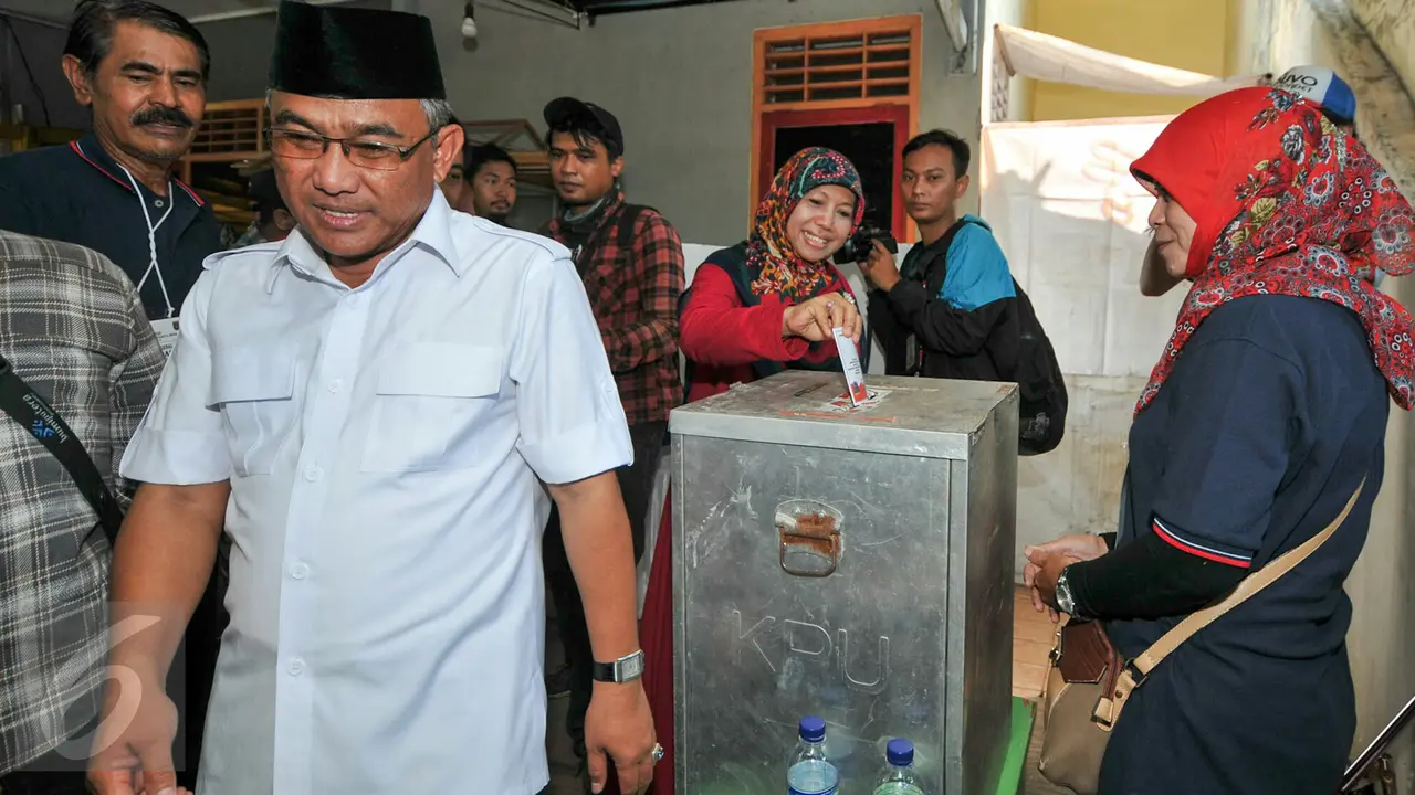 20151209-Calon Walikota Depok, Idris gunakan hak pilih di TPS 077