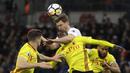 Pemain Tottenham, Jan Vertonghen mencoba menyundul bola dari kejaran pemain Watford pada lanjutan Premier League di Wembley stadium, London, (30/4/2018). Tottenham menang 2-0. (AP/Kirsty Wigglesworth)