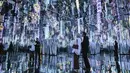 Pengunjung mendatangi ruang seni digital imersif Space and Time Cube Surabaya yang baru dibuka, di Surabaya, 23 Agustus 2026. (AFP/ Juni Kriswanto)