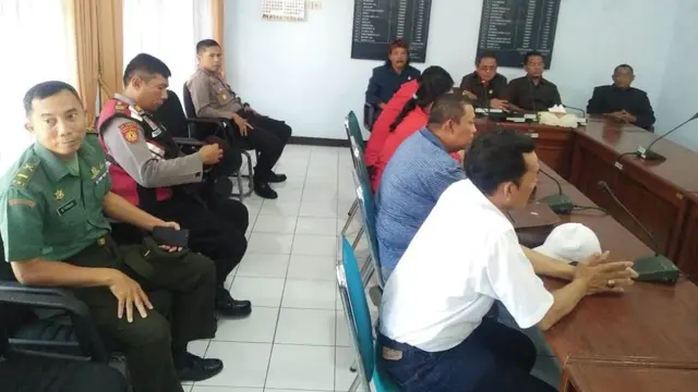 Wakil demonstran Pilkades e-Voting dari 12 desa di Pemalang beraudiensi dengan DPRD dan pejabat Pemkab Pemalang di kantor DRPD Pemalang.  (Foto: Liputan6.com/Polres Pemalang/Muhamad Ridlo).
