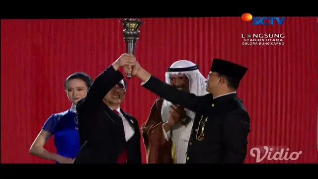 Gubernur DKI Jakarta Anies Baswedan menyerahkan obor Asian Games ke Wali Kota Hangzhou