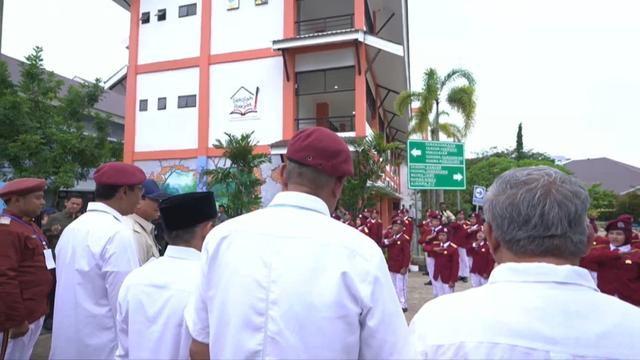 Yel-Yel Siswa Sekolah Rakyat di Banjarbaru Saat Dikunjungi Prabowo: Kami Janji Giat Belajar