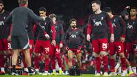 Pemain Liverpool, Mohamed Salah (tengah) melakukan pemanasan sebelum pada laga leg kedua 16 besar Liga Europa 2023/2024 melawan Sparta Praha di Anfield, Liverpool, Inggris, Jumat (15/03/2024). (AP Photo/Jon Super)