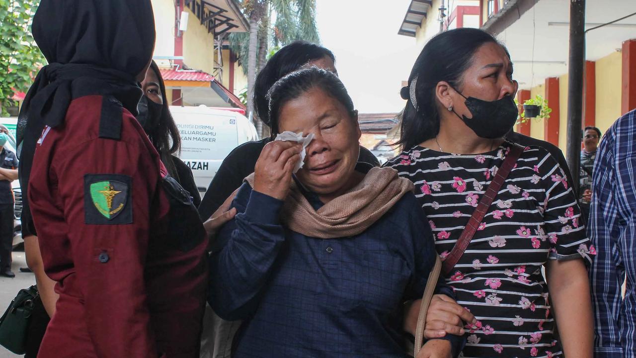 FOTO: Tangis Keluarga Iringi Penyerahan Jenazah Korban Kebakaran Terra Drone