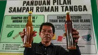 Pengurus RW 01 menunjukkan bahan bakar alternatif atau petasol hasil pengolahan sampah plastik di Jakarta, Senin (19/10/2026). Bahan bakar tersebut merupakan hasil pengolahan sampah plastik dan styrofoam yang dikumpulkan dari lingkungan warga. (KLY/Budy Santoso)
