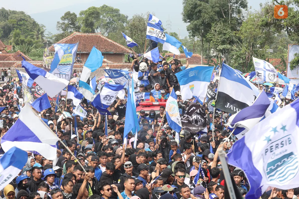 Foto: Pesta Berlanjut! Persib Bandung Rayakan Juara Liga 1 di Kediaman Umuh Muchtar